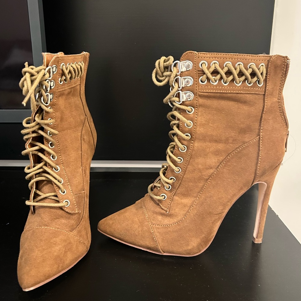ANKLE BOOTIES